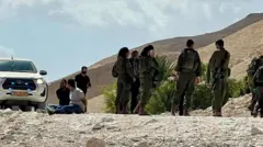 صورة يظهر فيها من قيل إنه مدير المدرسة مقيداً على الأرض