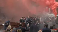 Baklje, dim jaja i tuča poslanika na prvoj sednici Skupštine Srbije u 2025.