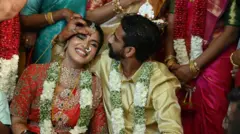 පාර්ලිමේන්තු මන්ත්‍රී ජීවන් තොණ්ඩමන් සහ ඔහුගේ ඉන්දීය ජාතික බිරිඳ වන සීතෛයි ශ්‍රී නාචියාර් රාමේෂ්වරන් විවාහ උත්සවයේදී ගනු ලැබූ ඡායාරූපයක්.