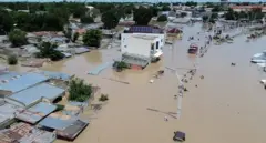Aerial view show pipo dey waka inside flood water plus houses wey wate cover for Maiduguri on September 10, 2024