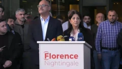 Pervin Buldan İmralı ziyareti sonrasında Sırrı Süreyya Önder'in yoğun bakımda olduğu hastane önünden açıklama yaptı, yanında Öcalan'ın avukatı 