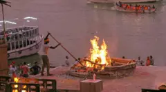 Кремация на берегу Ганга в Варанаси