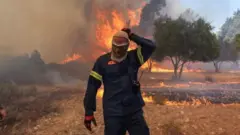رجل من فرق مكافحة الحرائق في اليونان