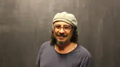 Küçük Salon'un sahibi Emre Tandoğan, evini sahnesine taşımak zorunda kaldı.