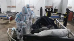 የህክምና ባለሙያዎች ሕክምና ሲሰጡ