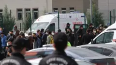 Mahkeme salonunun önünde yoğun güvenlik önlemleri alındı.