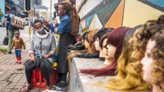 Akora imishatsi kw'ibarabara muri Hillbrow, Johannesburg, muri South Africa