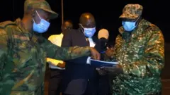 Abasirikare b'u Rwanda na Uganda mu guhererekanya Pte Baruku kuwa mbere nijoro