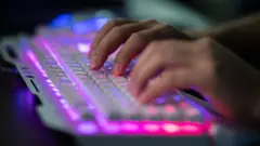 Une photo illustrative montre un membre du groupe de piratage Red Hacker Alliance utilisant son ordinateur dans la province de Guangdong, au sud de la Chine