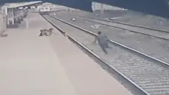 Momento em que funcionário corre para salvar criança