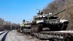 Темир йўл вагонига ортилган Россия танки
