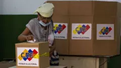 Una mujer votando en un simulacro de elecciones en noviembre.