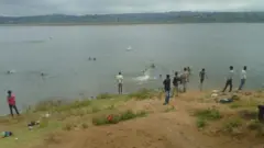 የሀረማያ ሀይቅ ላይ ሰዎች ሲዋኙ