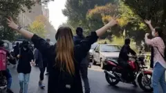 جانب من مظاهرات تشارك فيها نساء في إيران من دون غطاء للرأس