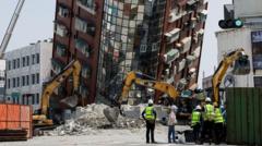 Sejumlah petugas melaksanakan operasi penyelamatan di gedung yang rusak akibat gempa di Hualien, Taiwan, Kamis (04/04).