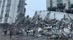 Banyak gedung di Turki rusak sebagian atau rusak total akibat gempa pada Senin (6/2).