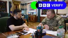 Perezida wa Ukraine Volodymyr Zelensky avugana n'umukuru w'ubutasi bw'imbere mu gihugu bwa Ukraine (SBU), Vasyl Malyuk, wari urimo kumuha amakuru y'igitero ku bibuga by'indege za gisirikare z'Uburusiya. 