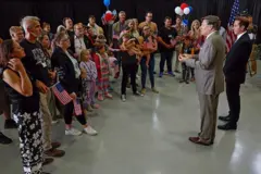 Autoridades do governo americano recebendo solicitantes de asilo sul-africanos em Washington DC