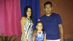 Kenia, Wilson y una de sus hijos antes de llegar a EE.UU. hace dos años