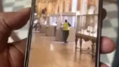Vídeo de celular mostra homem arrombando cabine no Louvre