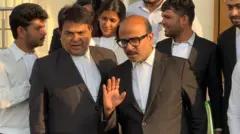 நீதிமன்றத்தில் நிதா கானுக்காக வாதாடும் வழக்கறிஞர்கள் ராகுல் கஸ்லிவால் மற்றும் பாபா சையத்
