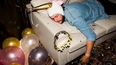 Homem deitado no sofá