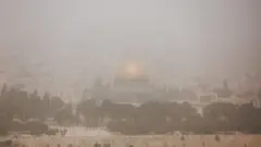 المسجد الأقصى، خلال عاصفة ترابية في 11 أغسطس 2025.
