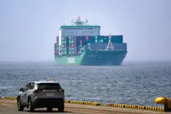 Un barco de carga llega a la terminal de carga internacional del puerto de Tokio el 8 de julio de 2025.
