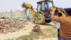 বৈধ কাগজপতু নেই এমন মাদ্রাসাগুলোর বিরুদ্ধে ব্যবস্থা নেওয়া হচ্ছে বলে জানিয়েছে উত্তর প্রদেশ সরকার, শ্রাবস্তীতে নির্মিত একটা মাদ্রাসার ছবি 