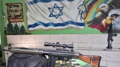 Imagem em Parada de Lucas mostra fuzil em primeiro plano com grafite com temas religosos atrás