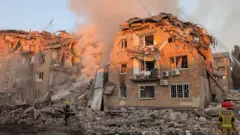 разбор завалов дома в Киеве