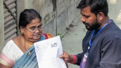 એસઆઈઆર SIR એટલે શું, SIR ફોર્મમાં કેવી વિગતો ભરવાની હોય છે, ગુજરાતમાં SIR, SIR ફૉર્મ સંબંધી એટલે કોણ, SIR ફૉર્મ માટે કેટલા અને કેવા પુરાવા ડૉક્યુમેન્ટ આપવા પડે, બીબીસી ગુજરાતી સાથે સમજો, 