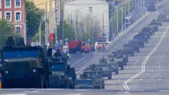 Российская военная техника направляется на Красную площадь во время репетиции военного парада, 7 мая 2025 года.