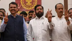 विधानसभा निवडणुकीतील विजयानंतर आनंद व्यक्त करताना देवेंद्र फडणवीस, एकनाथ शिंदे, अजित पवार