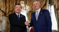 El presidente electo de Chile, José Antonio Kast (derecha), conversa con el ministro de Vivienda y Desarrollo Urbano-Rural de China, Ni Hong, durante una reunión celebrada en el Palacio Cousino de Santiago.
