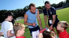 Harry Kane, ABD'deki antrenman sahasında çocuklara imza dağıtıyor