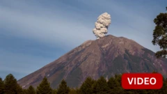 காணொளி: இந்தோனீசியாவில் ராட்சத சாம்பல் மேகங்களை கக்கும் எரிமலை