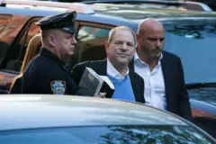 Harvey Weinstein escoltado pelo Departamento de Polícia de Nova York