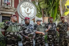 Voici une photo du colonel Michael Randrianirina et d'autres membres de l'unité militaire d'élite CAPSAT, debout devant le palais présidentiel après avoir annoncé leur prise de pouvoir.