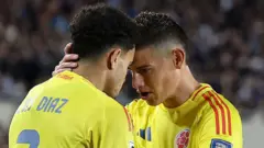 Luis Díaz celebrando un gol con James Rodríguez contra Argentina.