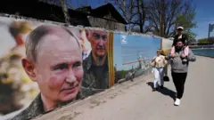 Люди йдуть повз плакат із зображенням Путіна