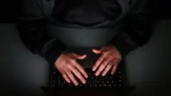 شخص يكتب على لوحة كمبيوتر