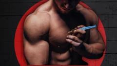 Montagem com homem aplicando seringa de esteróide anabolizante