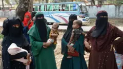 মিয়ানমারের প্রতিনিধি দলের সাথে দেখা করার অপেক্ষায় টেকনাফের শরণার্থী শিবিরে থাকা রোহিঙ্গাদের একটি দল (১৫ই মার্চ) 