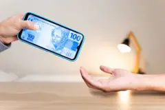 Imagem de dinheiro num celular