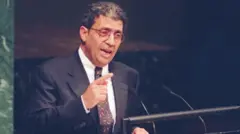 صورة أرشيفية لعمرو موسى متحدثاً في الأمم المتحدة حين كان وزيراً للخارجية المصرية 