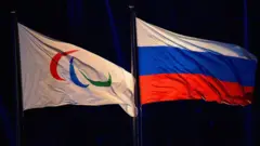 Прапори Міжнародного паралімпійського комітету та Росії