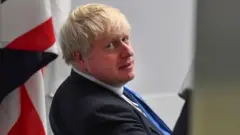బ్రిటన్ జెండా, పక్కన బోరిస్ జాన్సన్