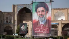 အီရန်ခေါင်းဆောင်သစ်ရဲ့ ဓာတ်ပုံကို တီဟီရန်မှာတွေ့ရပုံ 