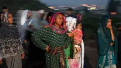 पाकिस्तान विमान दुर्घटना: सेनाको विमान घरहरूमा ठोक्किँदा १५ को मृत्यु